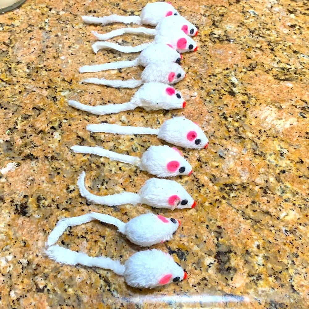 11 like new Set of White and Pink Toy 🐁 mice for cats with catnip inside, must !